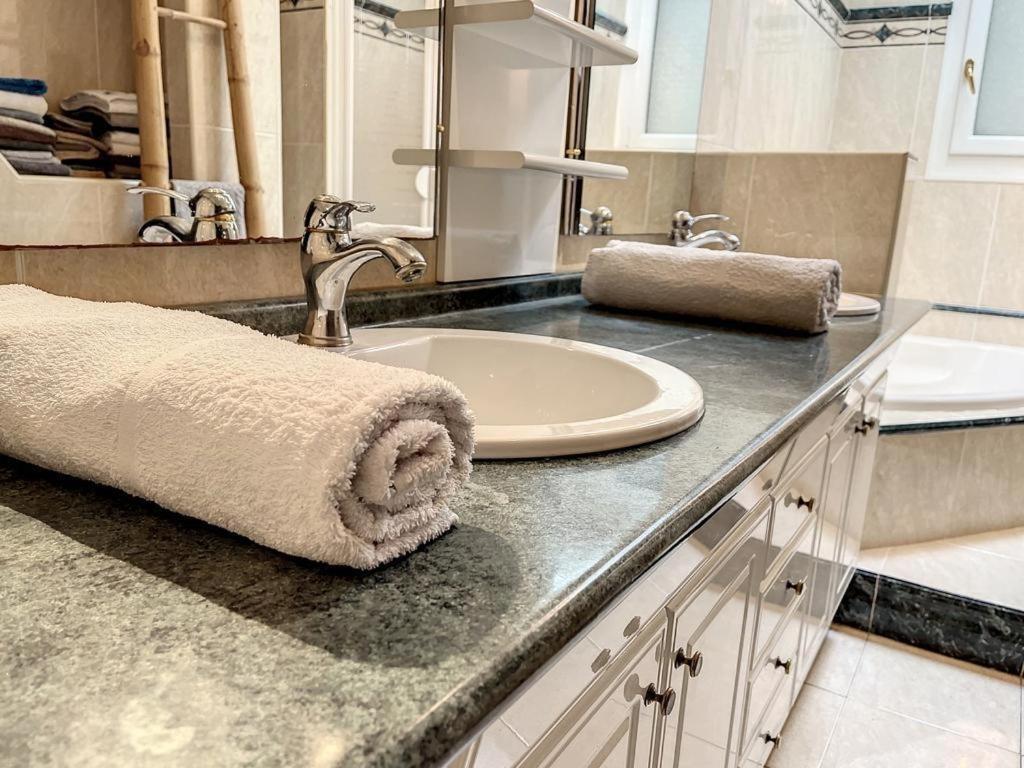 Chez Amélie Apartman Crémieu Kültér fotó
